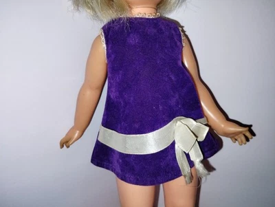 Vestido púrpura original vintage ideal de terciopelo crujiente con cinta para muñeca con cabello en crecimiento Foto 1 de 4