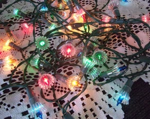 Vintage 150 ct Multicolor Christmas Lights Tulip Flower Petal Reflectors Covers - Picture 1 of 4
