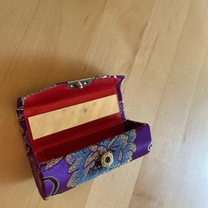 Lippenstift- Etui  Lippenstift-Box mit Druckknopf und Spiegel Hartschale violett - Bild 1 von 8