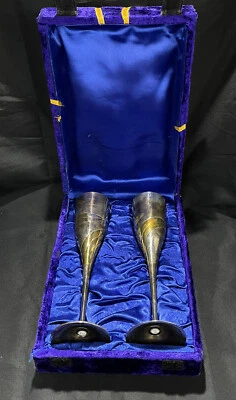 Flautas de champán grabadas en latón y plata en estuche/caja de terciopelo hechas en India Foto 1 de 4
