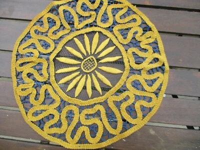 Dessus de coussin dentelle crochet et broderie sur filet ancien (1925) 43 cm - Photo 1/3