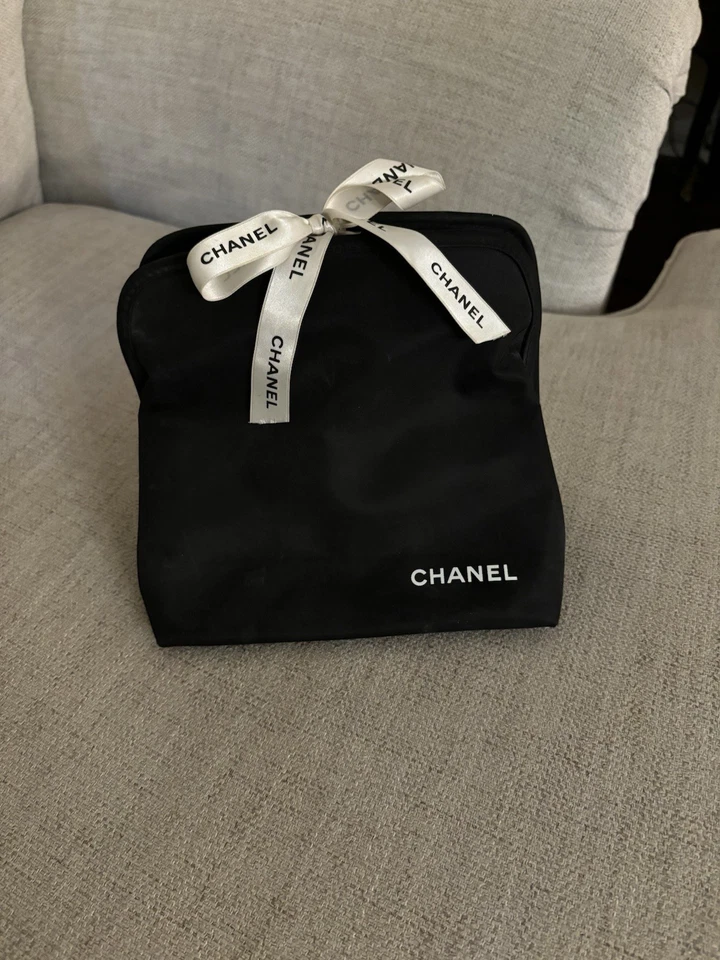 Bolsa de maquillaje CHANEL estuche de cosméticos Foto 1 de 3