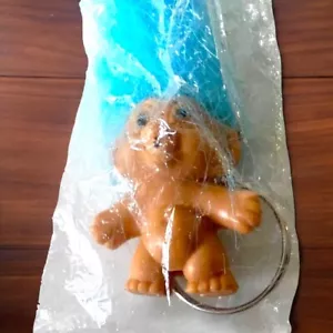Llavero vintage Lucky Treasure Troll con pelo azul 2" llavero llavero nuevo en paquete - Imagen 1 de 12