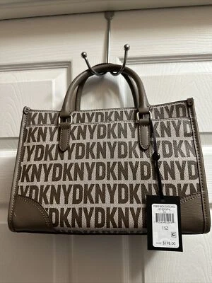 BOLSO DE MANO DKNY PERRI BOX SATCHEL Monograma R33dyy94 $198 Foto 1 de 4