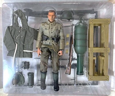 Dragon Models 1/6 Dragon Models German Wehrmacht Rocket Launch Crew Japanese - Image 1 of 4