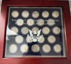 John F Kennedy US Half Dollar Kursmünzensatz Sammlung mit Holzvitrine - Bild 1 von 4