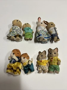 Lotto (8) Figurine Calico Critters Sylvanian Families Gatto a righe, Coniglio, Laboratorio - Foto 1 di 12