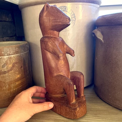 Antigua figura de animal en cuclillas tallada en madera maciza de Trobriand Island Nueva Guinea Foto 1 de 4