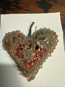 Antiguo cojín victoriano con cuentas corazón rojo - Imagen 1 de 10