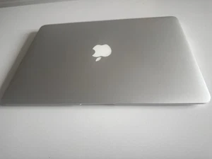 Apple MacBook Air 13.3" A1466 - Core i5 1.8ghz - 8GB RAM - 128GB SSD - 2017 - Afbeelding 1 van 16