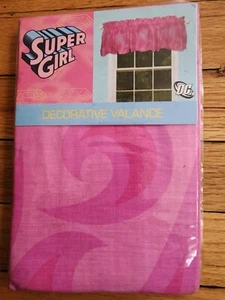 Neu in Verpackung DC Comics Super Girl rosa dekorative Vorhänge Valance 84 Zoll x 15 Zoll Neu - Bild 1 von 3