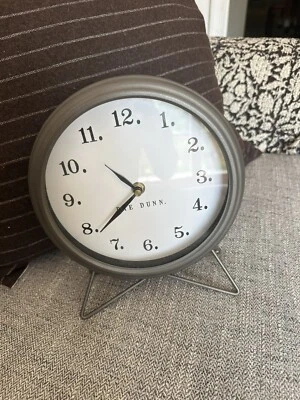 Reloj Redondo Rae Dunn Gris Pistola Metal con Soporte 8.75" Alto Probado MCM Estilo Atómico Foto 1 de 2