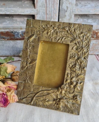 ANCIEN CADRE PHOTO LAITON BRONZE RELIEF FLEURS INSECTES PAPILLON ART NOUVEAU - Photo 1/4