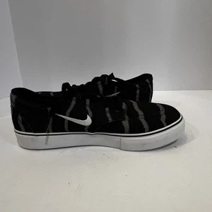Nike Sb Clutch Skate Shoe 5.5youth Black With Grey Animal Stripes - Picture 1 of 12