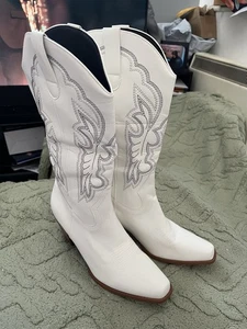 Ladies White Embroidered Cowboy Boots Size 7.5 Pull On Block Heel - Picture 1 of 14