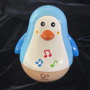 Hape PINGUIN MUSIKALISCHER WOBBLER Spielzeug Roly Poly Glockenspiel Glocke Flügel bewegen - Bild 1 von 3