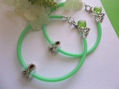 2- PULSERAS DE CONCIENTIZACIÓN SOBRE EL CÁNCER LINFOMA CON CINTA/DIJES DE ESPERANZA/CORAZÓN Foto 1 de 3