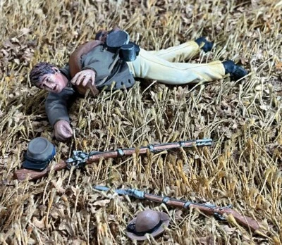 BRITAINS CIVIL WAR CONFEDERATE 31485 CONFEDERATE INFANTRY CASUALTY NO.3 - Image 1 of 2