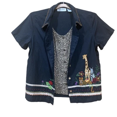 Camisa feminina grama limão pequena preta bordada animais de safári em camadas - Imagem 1 de 4