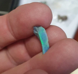 Australian solid opal in matrix...1.9 carat - Foto 1 di 8