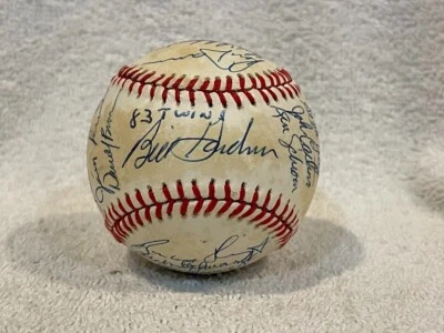 老式1983年明尼苏达双城队签名球,Kent Hrbek,Gary Gaetti Tom Kelly — 第 1/4 张图片