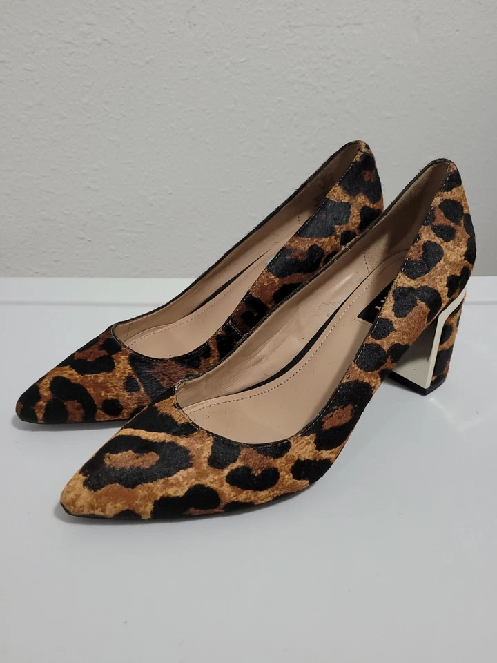 Zapatos de salón DKNY para mujer de cuero con tacón grueso punta superior de cuero. Talla 7M Foto 1 de 4