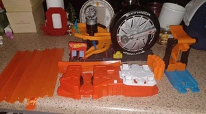 Mattel Hot Wheels City - 2017 - Super Spin Tire Shop & Launcher W/ Tracks  - Picture 1 of 8
