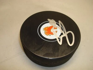 Disco de hockey firmado por Michael Stone Calgary Flames autografiado 1A - Imagen 1 de 2