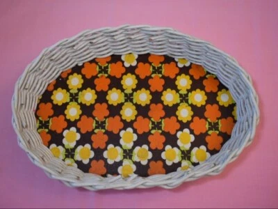 Mesa de centro vintage años 70 forrada de vinilo de mimbre bandeja para bebidas floral amarillo naranja Foto 1 de 4