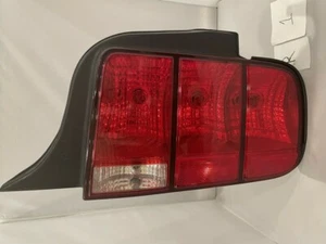 Ford Mustang OEM Halogen Tail Light Assembly (RH) 2005 2006 2007 2008 2009 (1) - Imagen 1 de 7