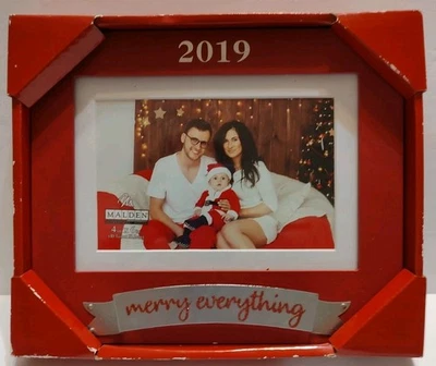 Marco de madera rojo de vacaciones Merry Everything 4"x 6" 2019 (W) Foto 1 de 3