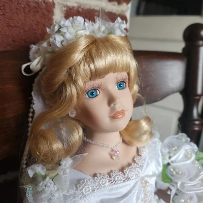 "Muñeca de porcelana de 16"" Heritage Collection Signature Victorian Bride (Kelli)" Foto 1 de 4