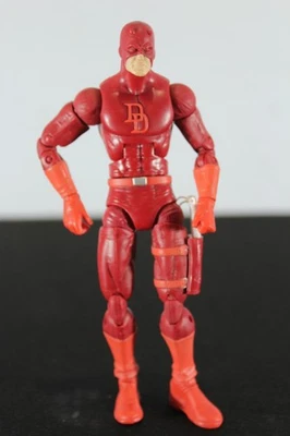 Figura de acción exclusiva de Daredevil serie Némesis de Marvel Legends variante traje rojo Foto 1 de 4