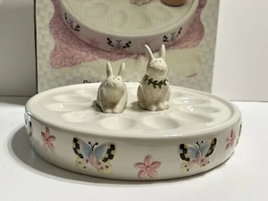 Spring Is In The Air Egg Plate Debbie Mumm Conejos Conejito Mariposa Nuevo en Caja - Imagen 1 de 10