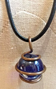 Collar de colección con cordón de cuero largo envuelto en mármol azul cobalto - Imagen 1 de 2