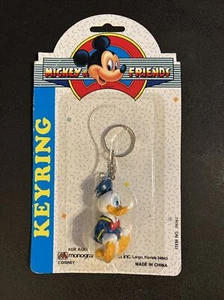 Llavero de colección Disney Mickey & Friends Mickey Mouse llavero monograma RARO - Imagen 1 de 5