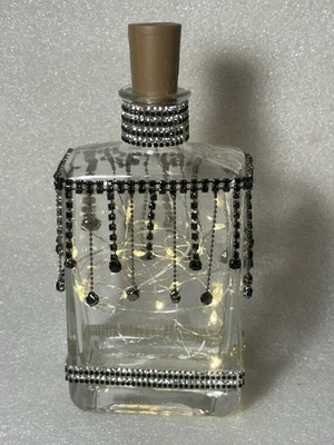 "Botella rectangular de luz de hadas hecha a mano con decoración de diamantes de imitación blancos/negros de 6,5"" de alto" Foto 1 de 4