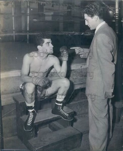1954 Pressefoto Champion Federgewicht Boxer Harold Gomes Trainer Jerry Travis - Bild 1 von 2