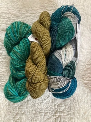 LOTE mixto de 3 bolas y madeja de hilo de lana teñidas a mano, simplemente calcetín, destino Foto 1 de 4