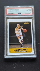 2021 SI for Kids #963 Paige Bueckers RC Rookie PSA 8 Cert: 70247867 - Imagen 1 de 2