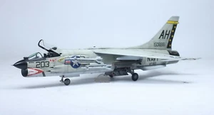 (Pedido anticipado) Modelo construido profesional F-8E Crusader 1:72 de la Marina de los Estados Unidos - Imagen 1 de 12