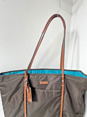 Estilo TUMI TOTE con comodidad accesible. Marrón cálido sobre azul eléctrico juguetón!! Foto 1 de 4