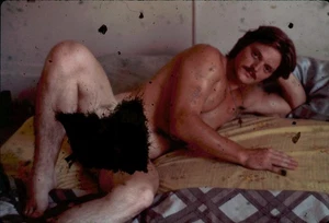 MALE MODEL ARTISITC POSE BY HURLES- MAN PORTRAIT- 35MM SLIDE TRANSPARENCY - Picture 1 of 1