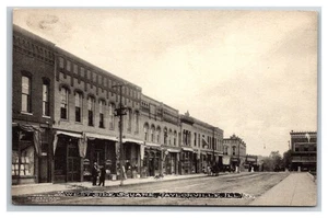 1907c ~ Westseite des Platzes ~ Straßenansicht ~ Taylorville Illinois - Bild 1 von 2