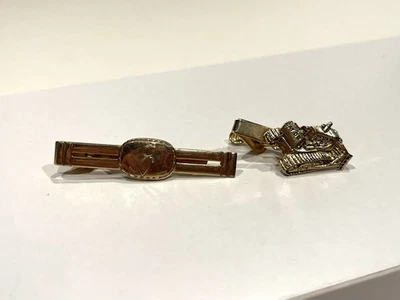 Juego de 2 clips de corbata vintage años 60 tono dorado gato bulldozer y club de campo “J” Foto 1 de 4