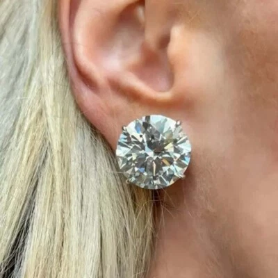 Aretes clásicos solitarios enchapados en oro blanco de 14 quilates con diamantes simulados de 20 quilates Foto 1 de 4