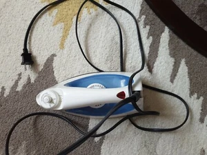 White-Westinghouse Adjustable Steam Iron - Picture 1 of 5