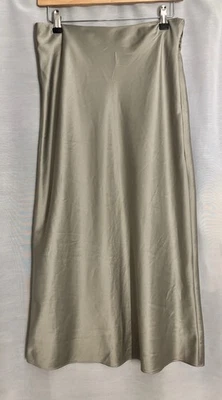 Falda midi satinada suave verde salvia Miss Selfridge Reino Unido 10 Foto 1 de 4