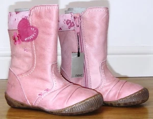 NEU MIT ETIKETT MÄDCHEN NEXT ROSA LEDER STIEFEL UK 6 NEU HERZ PARTY SCHUHE SCHULE OBERTEIL MANTEL - Bild 1 von 11