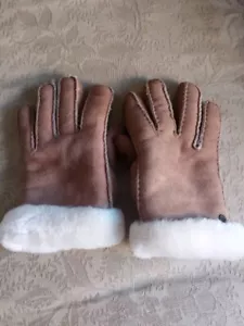 UGG $155 Women's Shearling Sheepskin Suede Gloves Chestnut Med M CheckBoots Too! - Picture 1 of 6